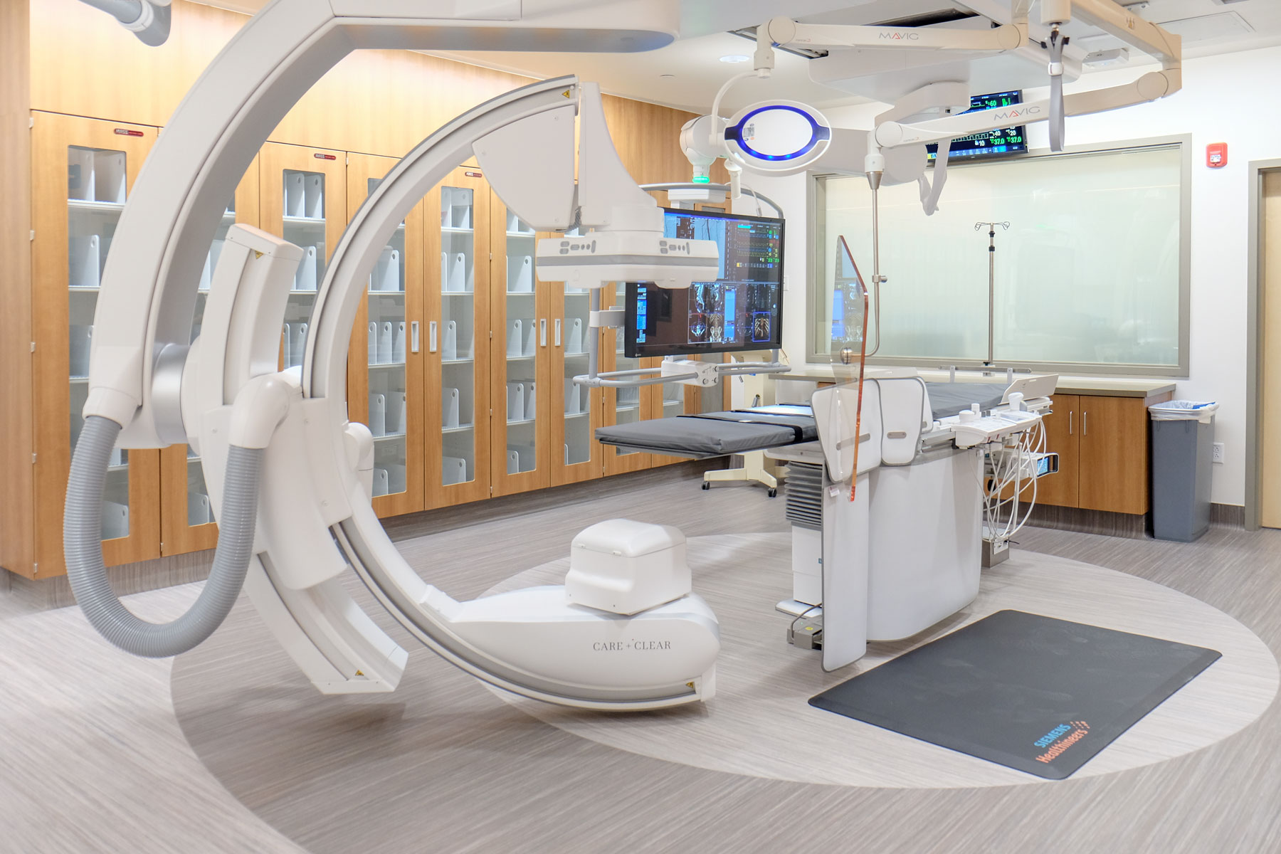 INTERMOUNTAIN MEDICAL CENTER HYBRID OPERATING ROOM. Human-centered design with a focus on creating a space that is best for the doctors. Plenty of storage along far wall with glass doors so that everything is easily found.